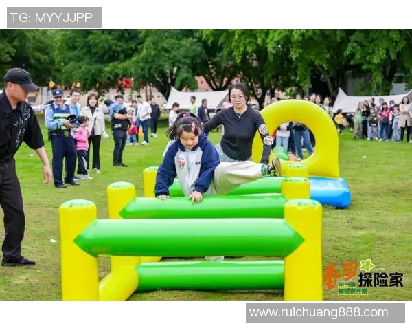 足球明星与女儿同台竞技展现亲子默契与运动魅力